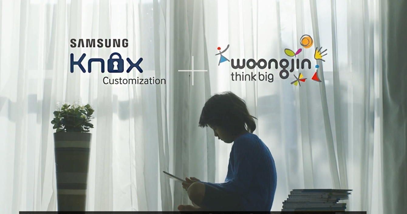 SAMSUNG KNOX Customization, Woongin think big 문구와 함께 어린이가 태블릿을 보는 모습을 보여주고 있습니다.