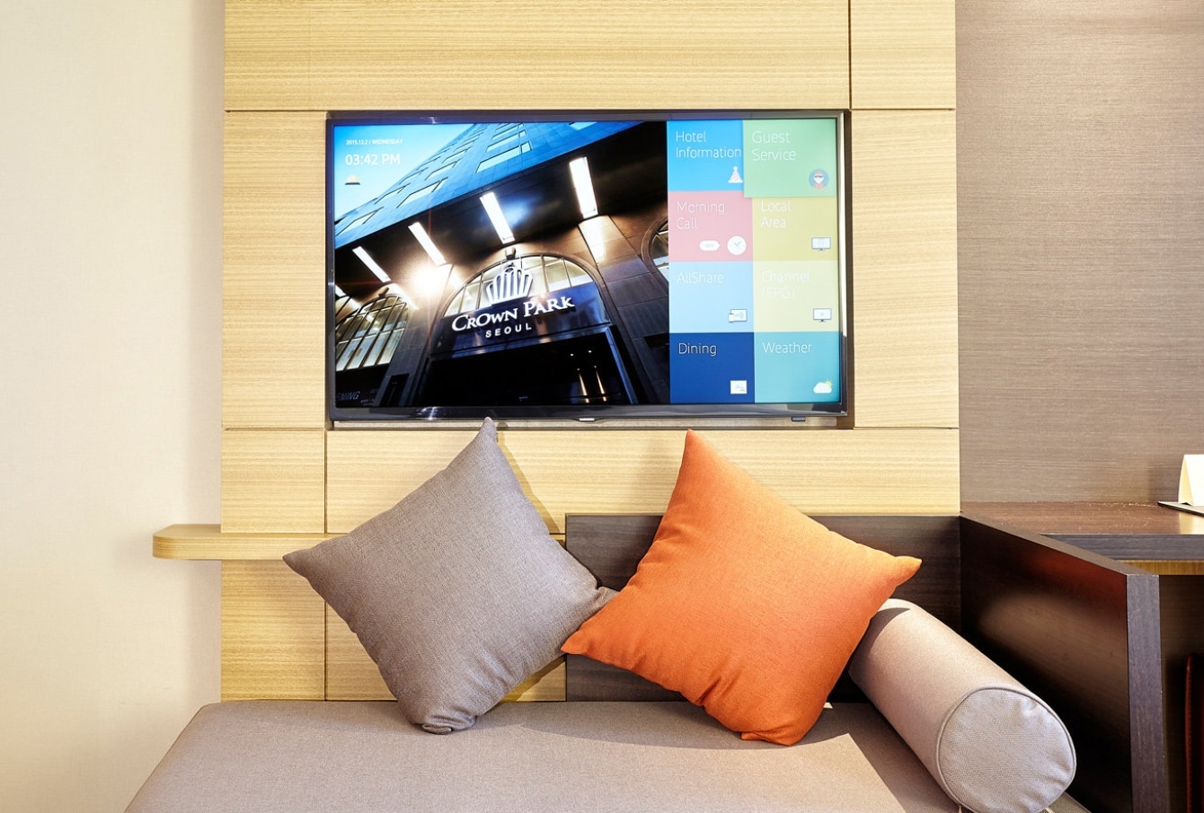 크라운 파크 호텔에 삼성 호텔 TV가 설치된 정면 모습