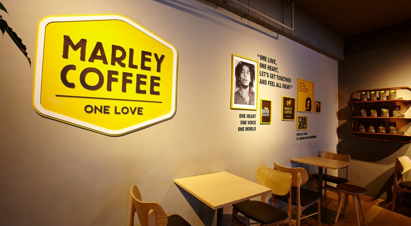 말리커피 강남점 한쪽 벽에 MARLEY COFFEE ONE LOVE간판과 6개의 액자가 붙여져 있는 모습입니다.
