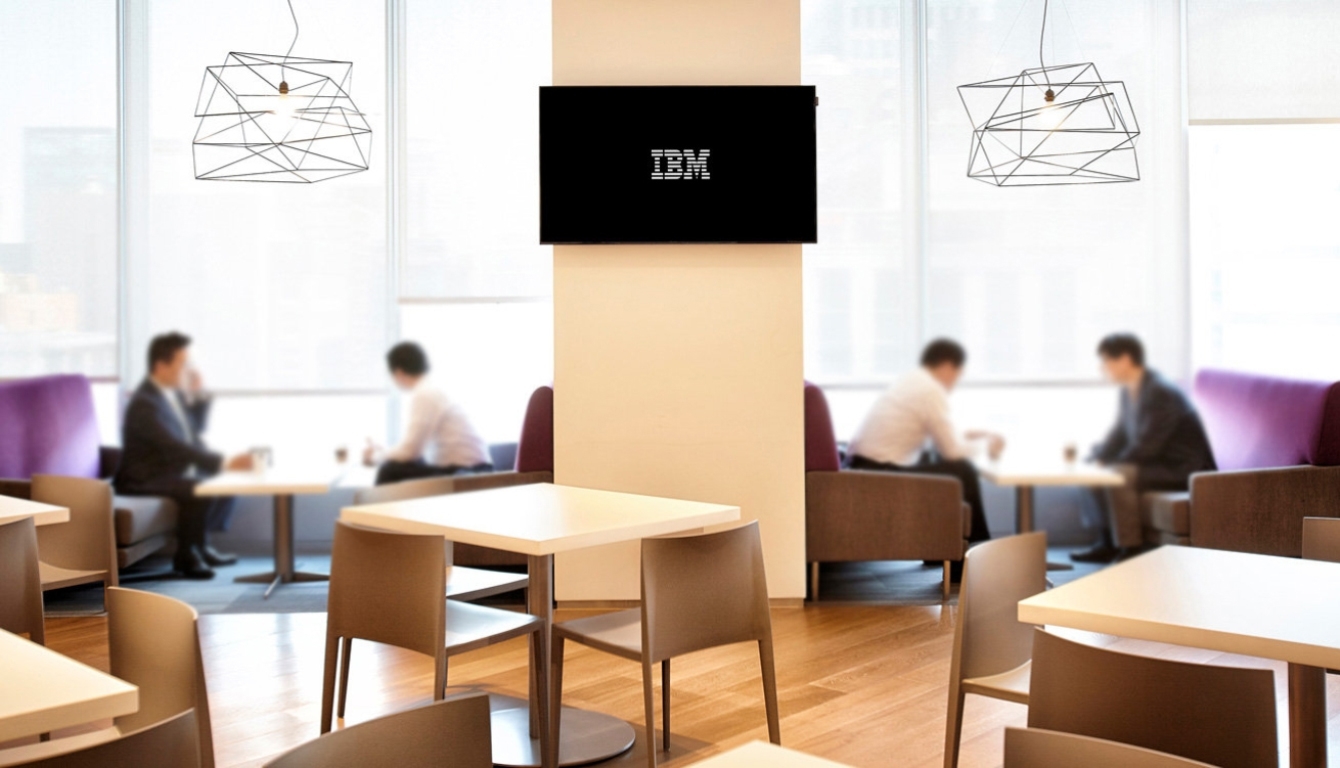 IBM 사옥 내 휴게공간에 설치된 스마트 사이니지의 모습과 스마트 사이니지 화면에는 IBM 글자를 띄우고 있습니다.