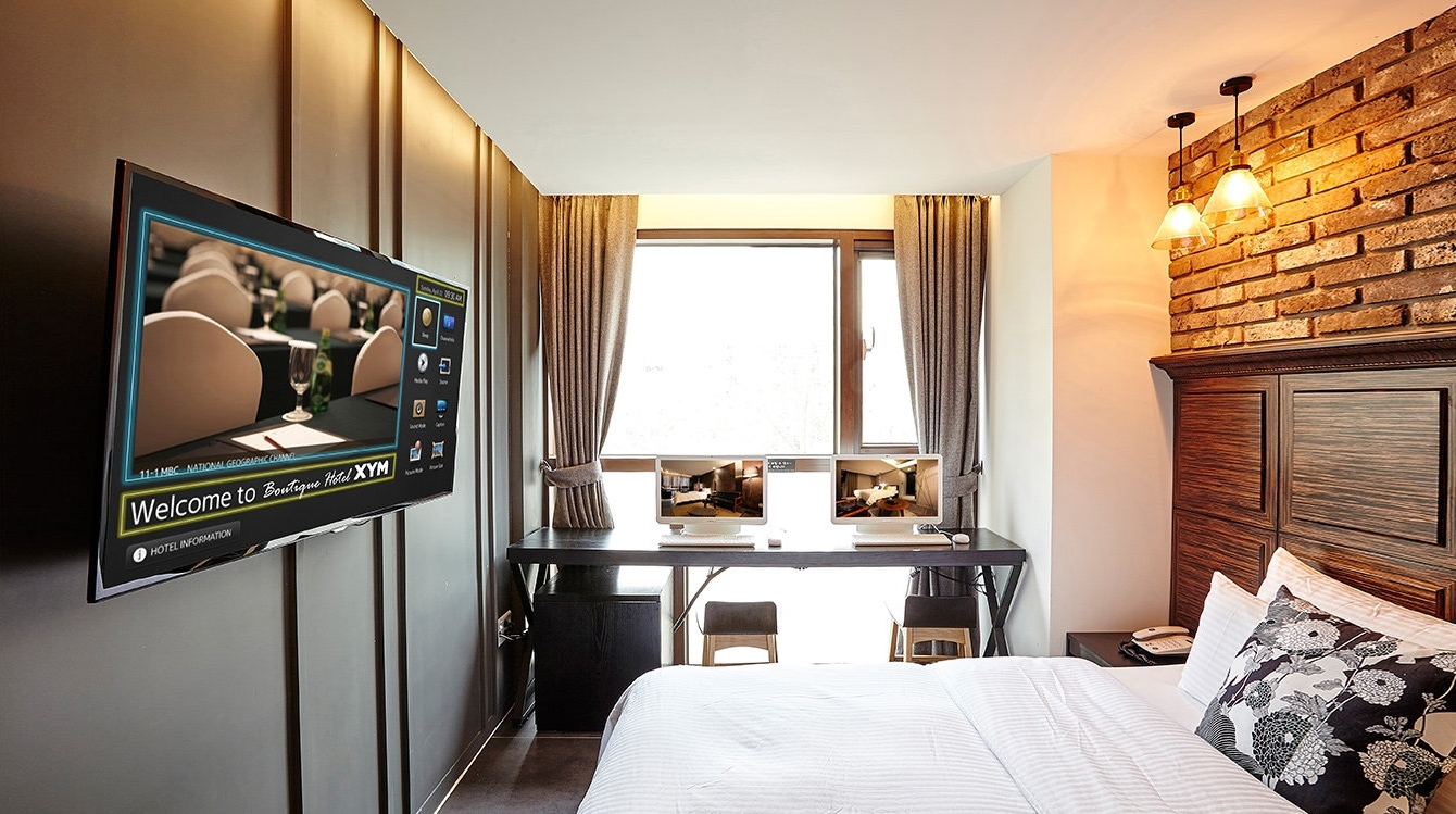‘부티크 호텔 XYM’ 객실 내부로 삼성 비즈니스 TV, 삼성 올인원PC가 배치 되어있는 사진