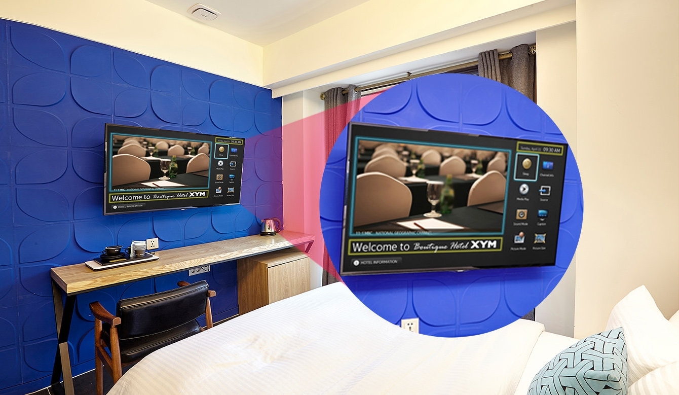 부티크 호텔 XYM 삼성점 객실 내부 사진으로 삼성 비즈니스 TV를 확대해서 보여주고 있는 사진