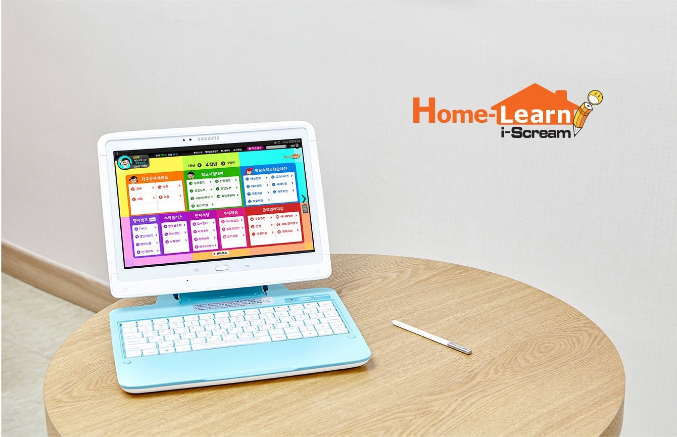 Home-Learn i-Scream 테이블 위에 삼성 갤럭시 노트 10.1이 있고 모니터에 교육 프로그램이 보여지고 있다