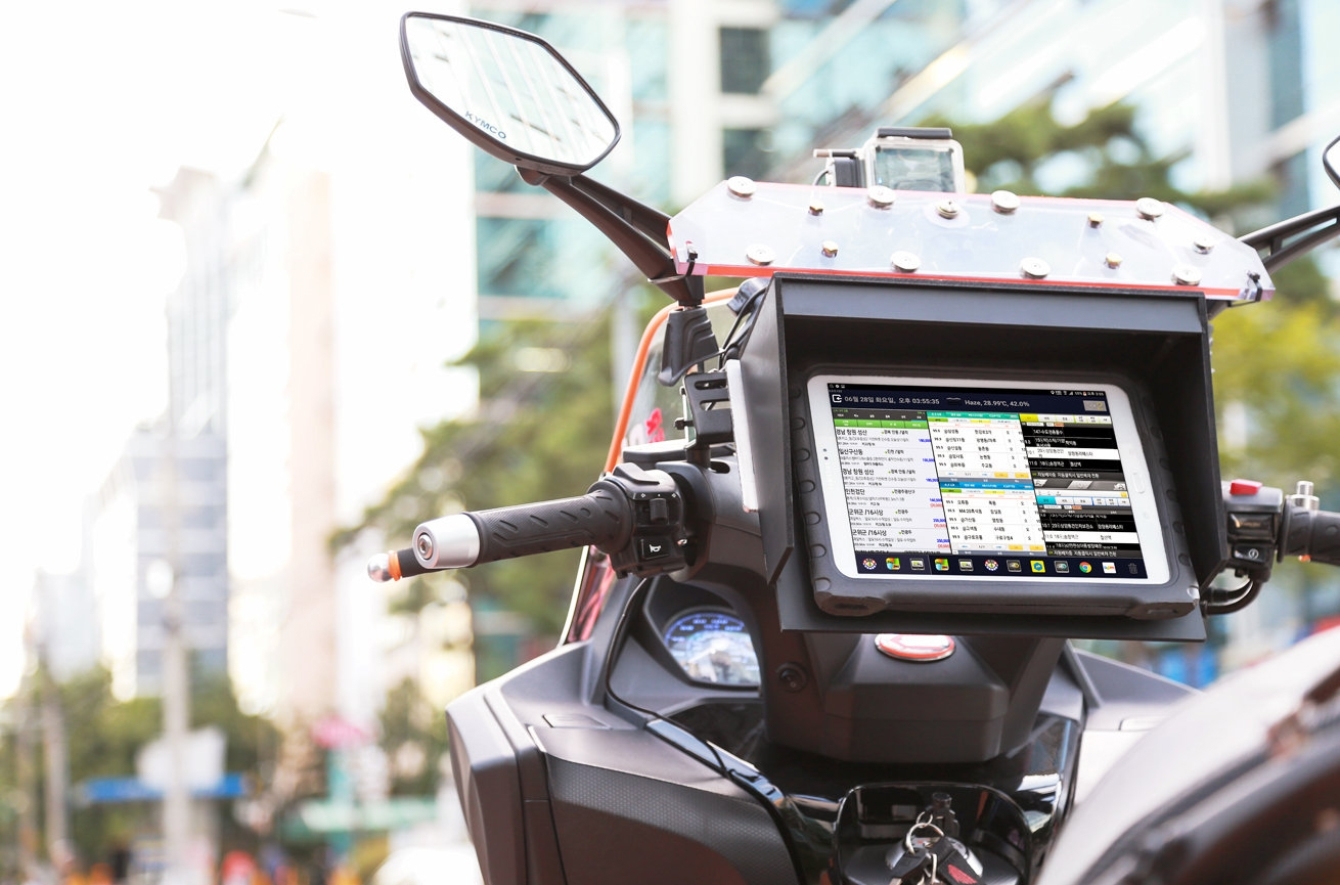 대한민국 퀵 서비스업, 갤럭시 탭S2 9.7 LTE 도입, 오토바이에 갤럭시 탭S2 장착되어 있는 사진