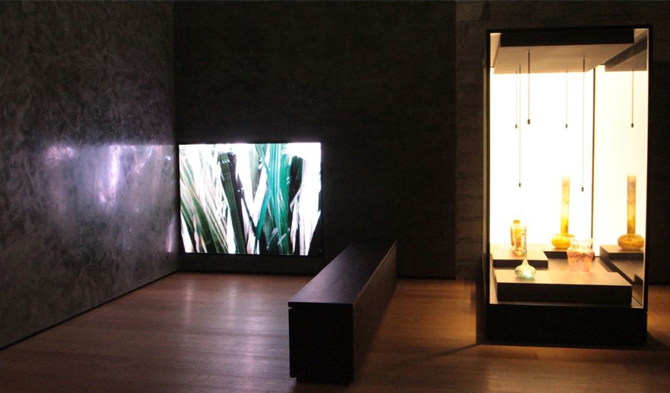 유민 미술관 내 어두운 실내에 미술품과 함께 설치된 삼성 스마트 LED 사이니지 사진