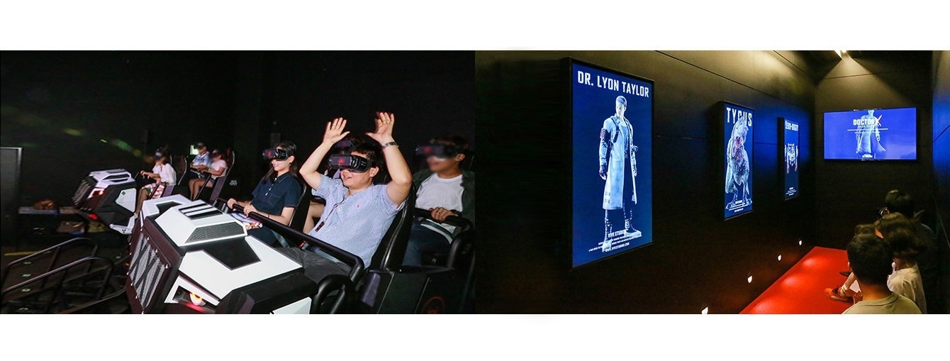 VR 테마파크를 이용하는 관람객 모습