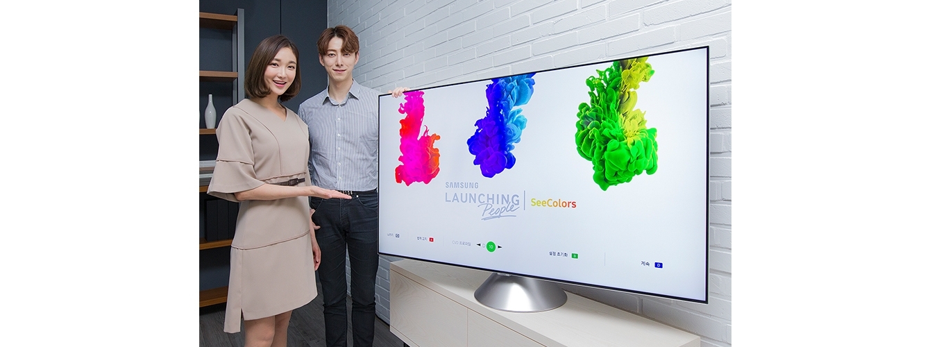 삼성전자 모델들이 삼성 스마트 TV로 색각이상자를 위한 씨컬러스 앱을 소개하고 있다.