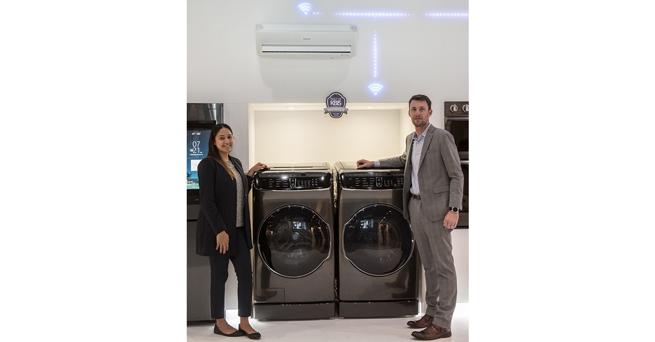 삼성전자 모델들이 KBIS 2018어워드 '최고의 주방 제품' 은상을 수상한 플렉스워시 세탁기(좌)와 플렉스드라이 건조기(우)를 소개하고 있다.