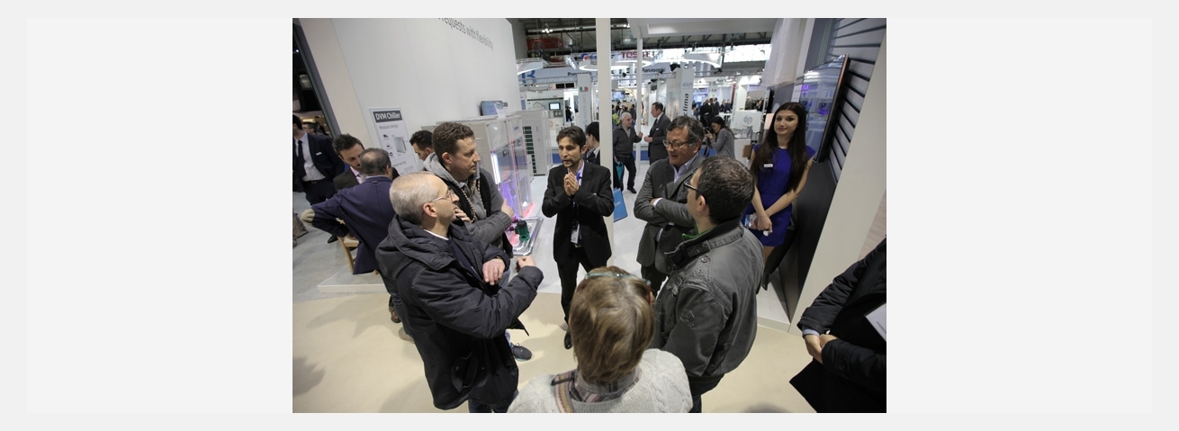 삼성전자 이탈리아 법인 직원이 '2016 모스트라 콘베뇨 엑스포' 삼성전자 전시장에서 관람객과 거래선 관계자들에게 삼성 공조 시스템에 대해 설명하는 사진