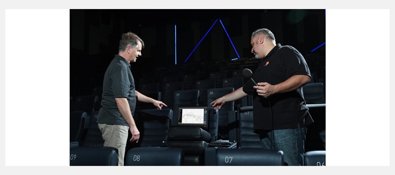 극장 사운드 시스템의 선두 주자인 하만의 사운드 전문가 (왼쪽부터) 폴 피스(Paul Peace)와 댄 싼즈(Dan Saenz)가 세계 최초로 삼성전자 ‘시네마 LED’가 설치된 롯데시네마 월드타워 영화 상영관 ‘SUPER S’에서 사운드 튜닝 작업을 하고 있다.