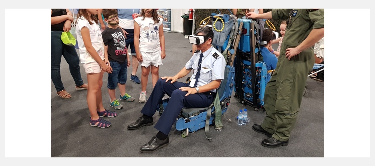 포르투갈 공군 창립 65주년 행사 중 기어 VR로 비행 영상 감상하는 모습