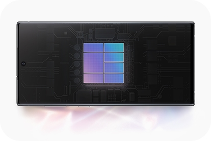 가로로 놓인 갤럭시 노트10+ 5G의 전면이 보입니다. 화면에는 7 nm 프로세서를 형상화한 이미지가 보입니다.