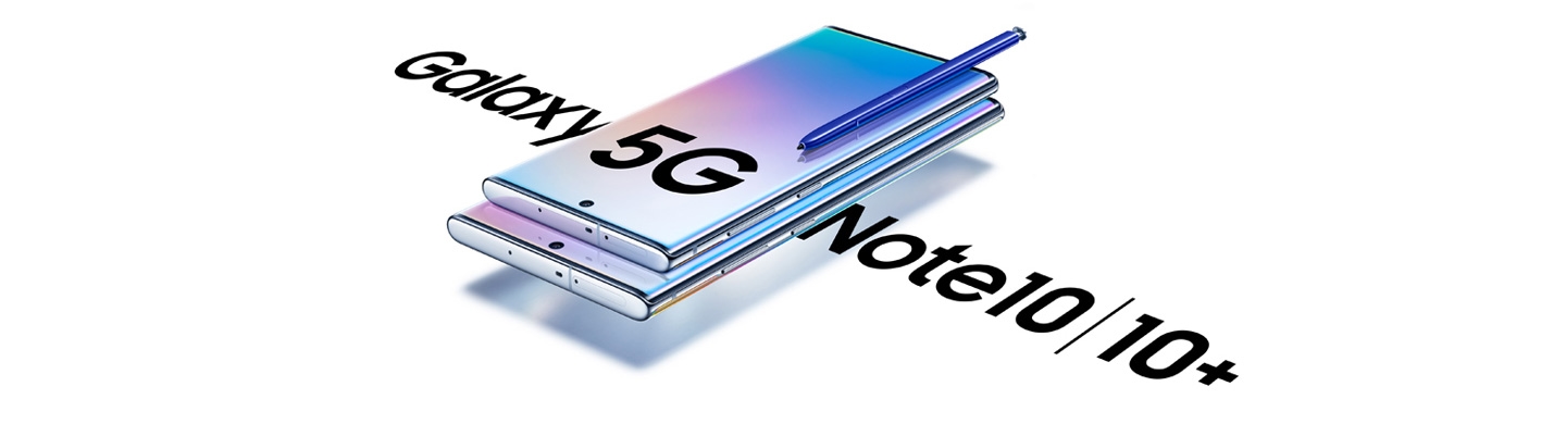 갤럭시 노트10 5G가 갤럭시 노트10+ 5G 위에 놓여 있으며, 둘 다 뒷면이 아래로 향해 있습니다. 갤럭시 노트10 위에는 블루 색상 S펜이 올려져 있습니다. 각 스마트폰에는 그라데이션 그래픽 화면이 띄워져 있고 뒷면에는 Galaxy Note10 | Note10+ 5G라는 텍스트가 각각 적혀 있습니다.