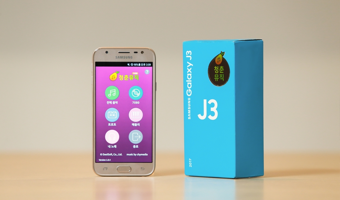 CJ헬로 – 삼성 갤럭시 J3 청춘뮤직폰 단말기와 케이스