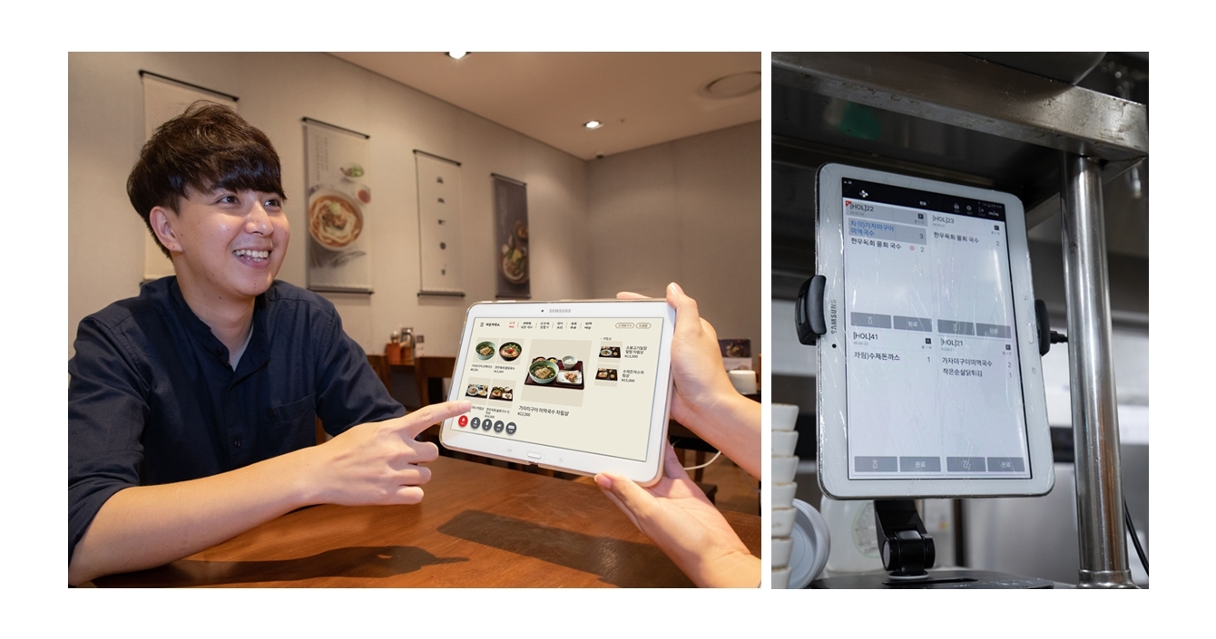 왼쪽)삼성전자의 갤럭시 탭 4 Advanced에 실행되어 있는 One Order 서비스를 고객에게 보여주고 있습니다. 오른쪽)삼성전자의 갤럭시 탭 4 Advanced에 실행되어 있는 One Order 솔루션의 ODS (Order Display System) 서비스를 보여주고 있습니다.