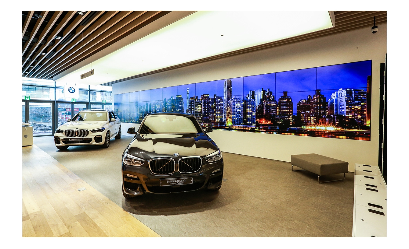 BMW 쇼룸에 삼성 스마트 사이니지 비디오월이 설치되어 있습니다