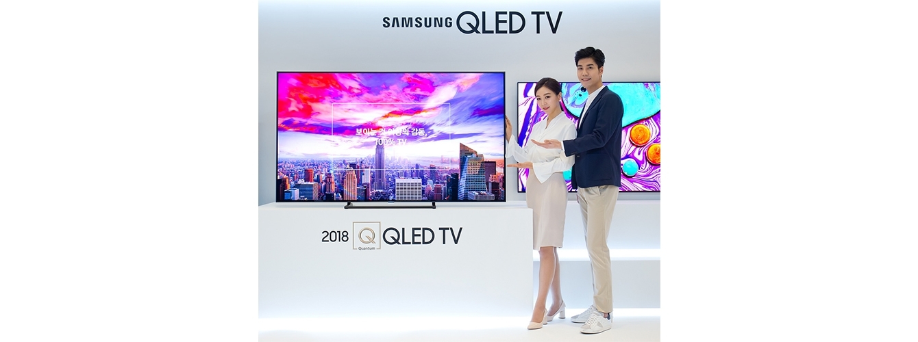 삼성전자 모델들이 208년형 QLED TV를 소개하고 있다