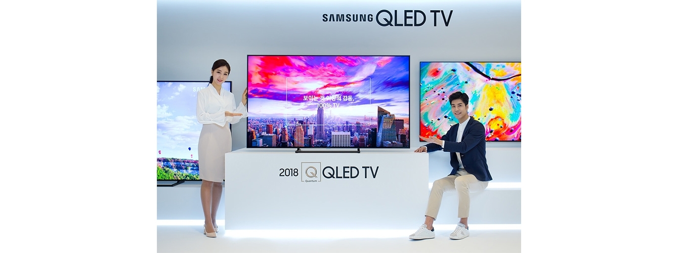 삼성전자 모델들이 208년형 QLED TV를 소개하고 있다