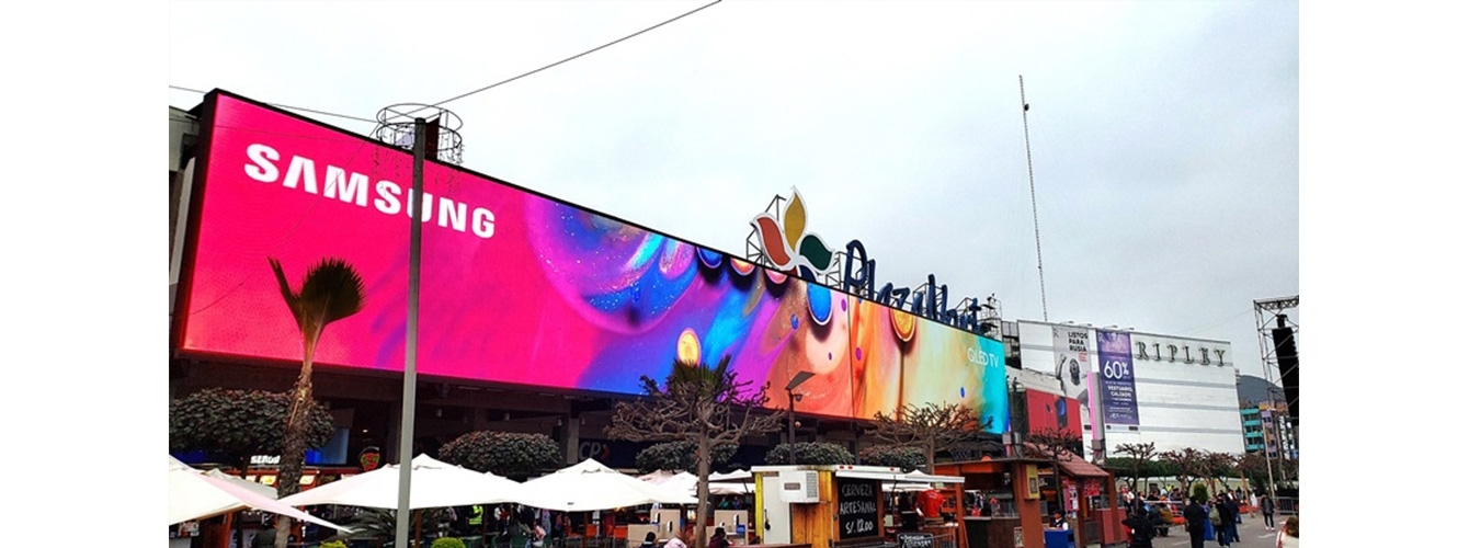 페루 리마에 위치한 프리미엄 쇼핑몰 플라자 노르떼(Plaza Norte)에 설치된 중남미 최대 크기의 고화질 LED 사이니지 옥외 전광판