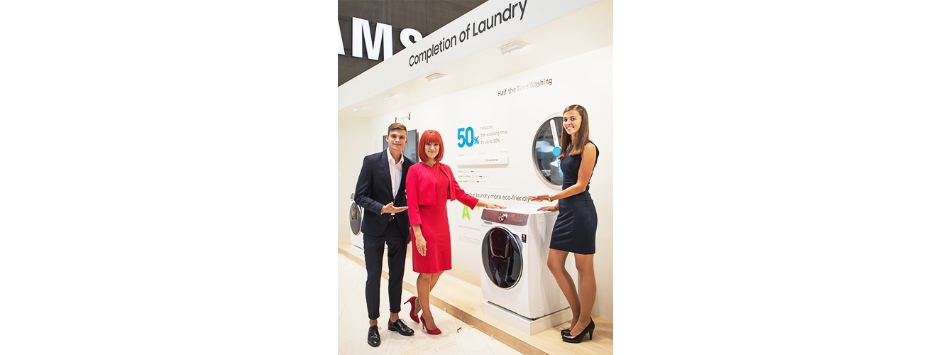 IFA 2018 공식 모델과 삼성전자 모델이 드럼 세탁기에 전자동 세탁 방식을 접목해 세탁 시간을 절반 가까이 줄인 삼성전자 '퀵드라이브(Quick Drive)'를 소개하고 있다.
