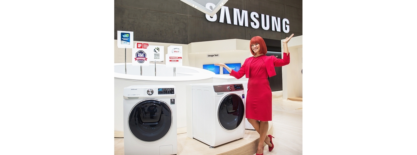 IFA 2018 공식 모델이 드럼 세탁기에 전자동 세탁 방식을 접목해 세탁 시간을 절반 가까이 줄인 삼성전자 '퀵드라이브(Quick Drive)'를 소개하고 있다.
