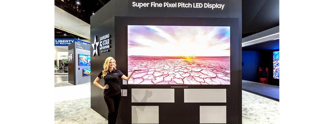 삼성전자 모델이 픽셀간 거리 1.2㎜ 수준의 '미세 피치’LED 기술이 적용된 'IF P1.2' 시리즈를 소개하고 있다