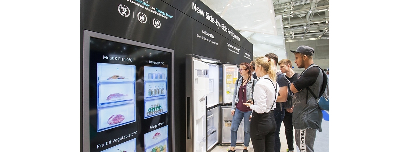  IFA 2018에 전시된 삼성전자 양문형 냉장고를 관람객들이 살펴보고 있다