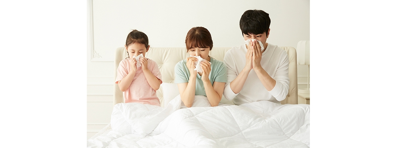 알레르기 비염으로 세 가족 모두 코를 풀고 있는 모습
