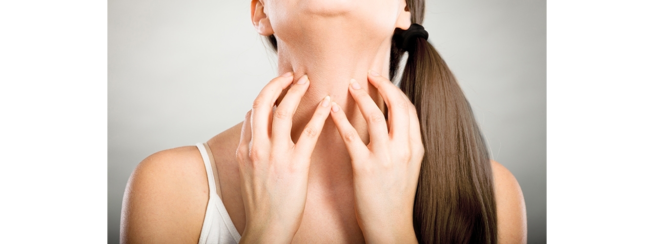 가려움증으로 목을 긁고 있는 여성의 모습