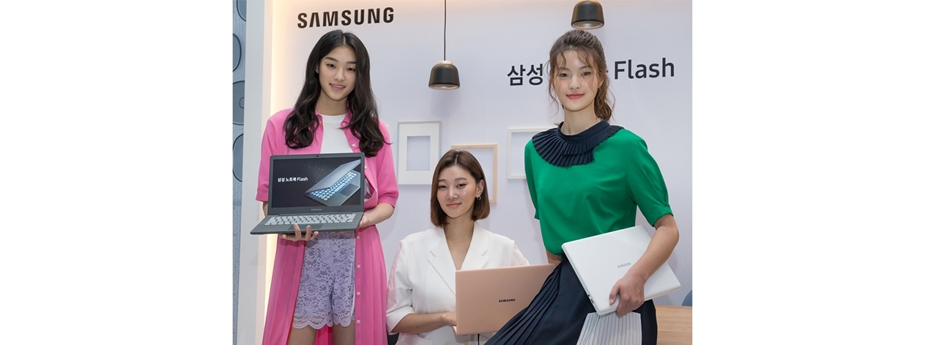 모델들이 ‘삼성 노트북 Flash’를 소개하고 있는 모습