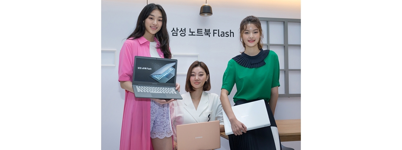 모델들이 ‘삼성 노트북 Flash’를 소개하고 있는 모습