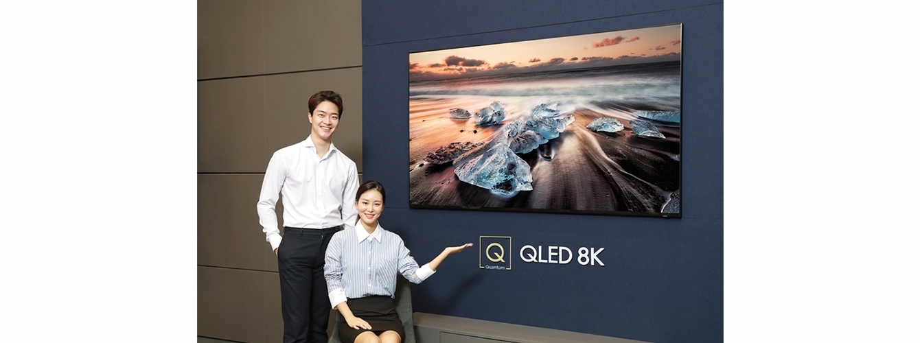 모델들이 퀀텀닷 기술에 8K 해상도를 적용해 압도적인 화질을 구현하는 ‘QLED 8K’(82인치 Q900R 제품)를 소개하고 있다.