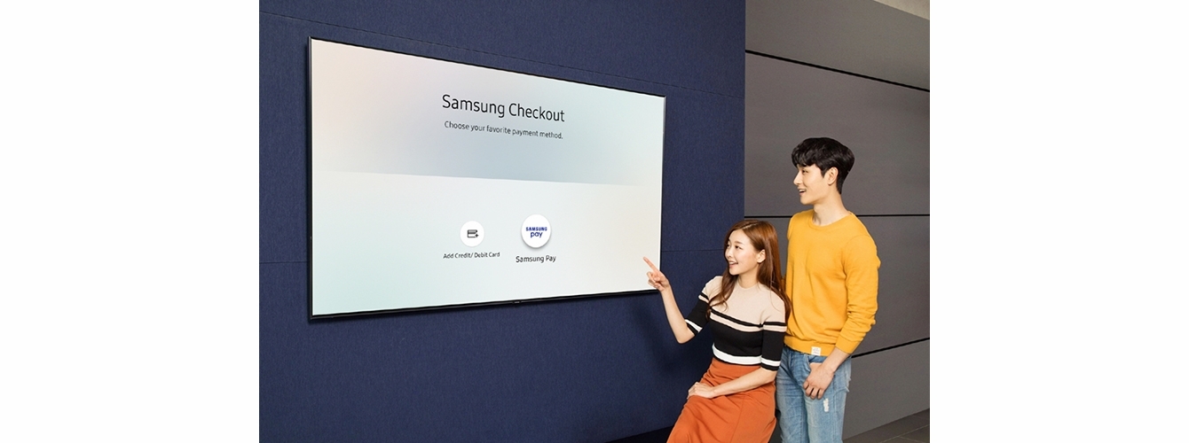 모델들이 2018년형 삼성 QLED TV 내에 탑재된 T-커머스(T-Commerce) 전용 결제 시스템 ‘삼성 체크아웃(Samsung Checkout)’에 도입된 ‘삼성페이’ 간편결제 서비스를 소개하고 있다.