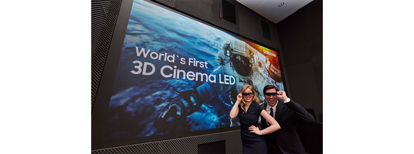 삼성전자 모델들이 극장 전용 ‘3D 시네마 LED’를 소개하고 있다.