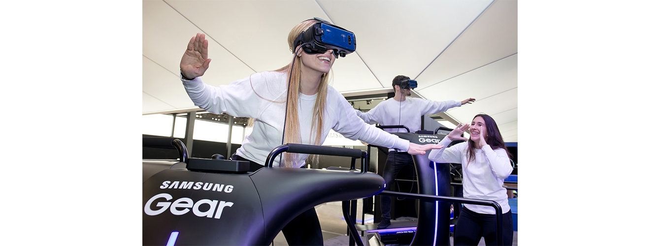  MWC 2018 삼성전자 전시장에서 '기어 VR'을 체험하는 모습