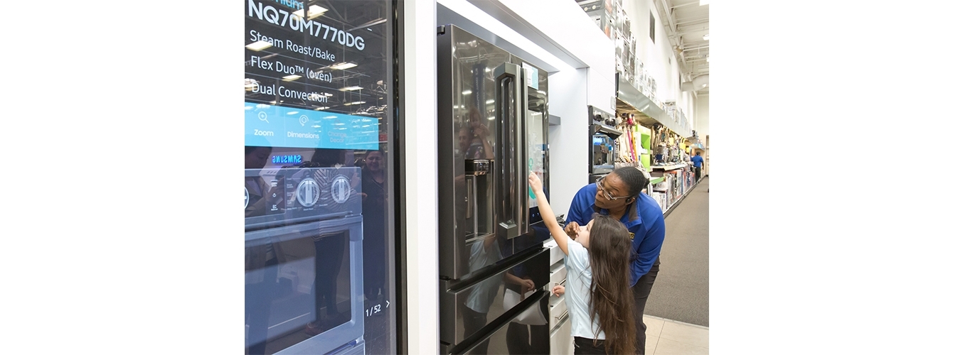 어린이 소비자가 지난 7일(현지시간) 미국 라스베이거스에 위치한 베스트바이 매장에서 삼성 패밀리허브 냉장고의 IoT 기능을 체험해보고 있다.