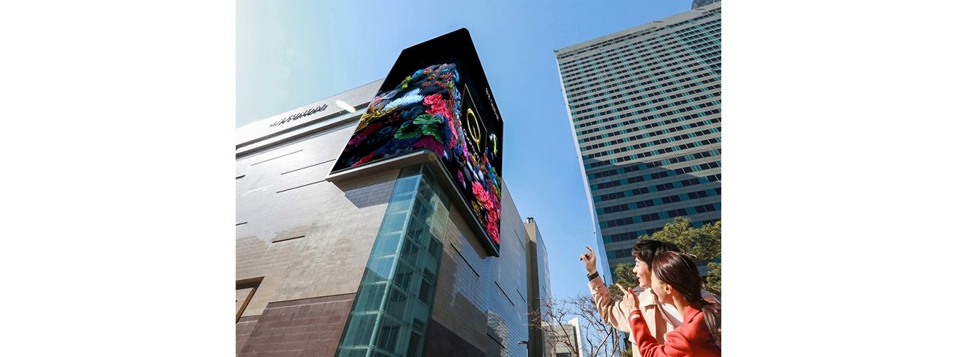 삼성전자가 2019년형 ‘QLED 8K’ TV 출시를 기념해 25일부터 코엑스 일대 옥외광고 자유표시구역의 ‘케이팝 스퀘어’와 ‘현대백화점 무역센터점’에 독창적 디지털 사이니지 광고를 해 주목 받고 있다.