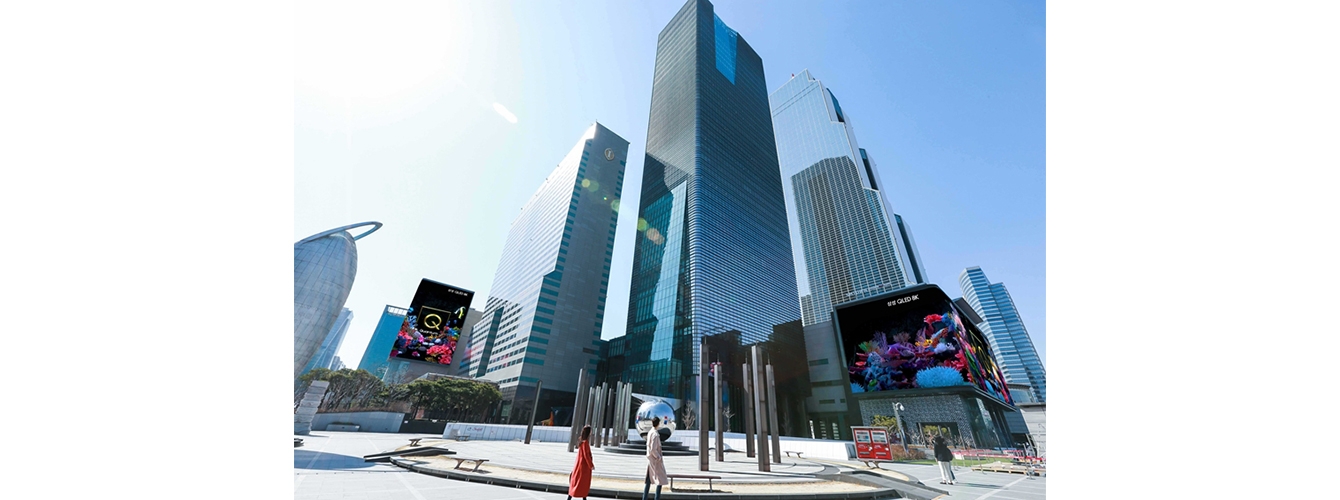삼성전자가 2019년형 ‘QLED 8K’ TV 출시를 기념해 25일부터 코엑스 일대 옥외광고 자유표시구역의 ‘케이팝 스퀘어’와 ‘현대백화점 무역센터점’에 독창적 디지털 사이니지 광고를 해 주목 받고 있다.