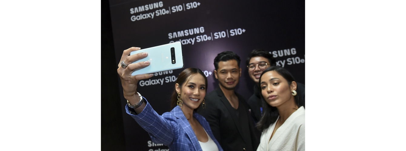 3월 1일(현지시간) 말레이시아 겐팅 하이랜즈의 대형 쇼핑몰 스카이 애비뉴(Sky Avenue)에서 미디어, 소비자 등 300여 명을 대상으로 진행된 ‘갤럭시 S10’ 출시 행사에서 참석자들이 제품을 체험하고 있다.