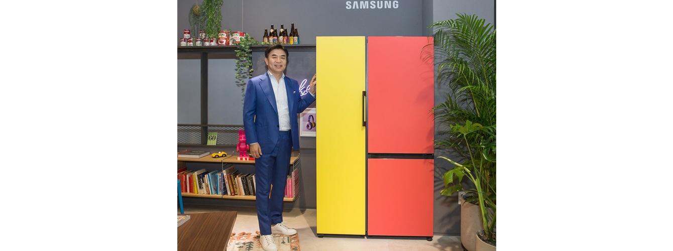 김현석 삼성전자 대표이사가 강남구 도산대로에 위치한 삼성디지털프라자 강남본점에서 나만의 제품 조합이 가능하고 색상·재질 등 나만의 디자인을 선택할 수 있는 맞춤형 가전 비스포크 냉장고를 소개하고 있다.