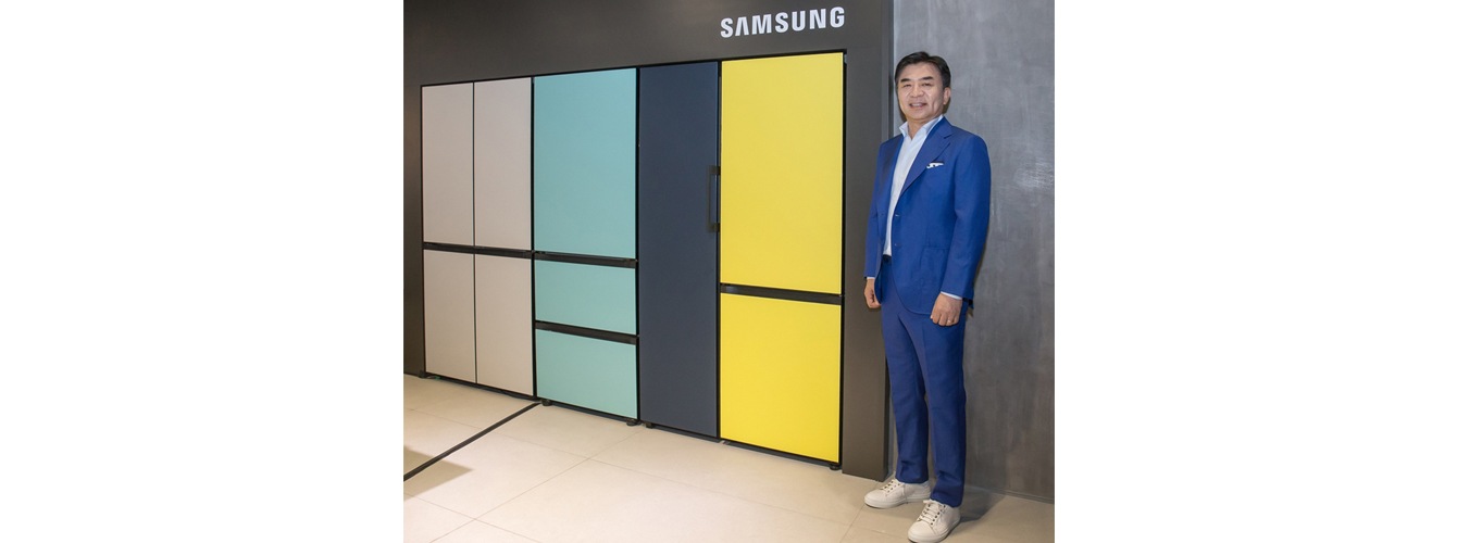 김현석 삼성전자 대표이사가 강남구 도산대로에 위치한 삼성디지털프라자 강남본점에서 나만의 제품 조합이 가능하고 색상·재질 등 나만의 디자인을 선택할 수 있는 맞춤형 가전 비스포크 냉장고를 소개하고 있다.