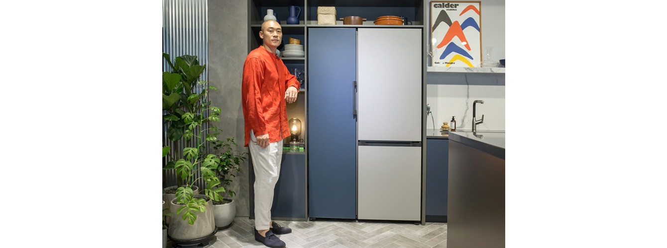 삼성전자 모델이 강남구 도산대로에 위치한 삼성디지털프라자 강남본점에서 나만의 제품 조합이 가능하고 색상·재질 등 나만의 디자인을 선택할 수 있는 맞춤형 가전 비스포크 냉장고를 소개하고 있다.