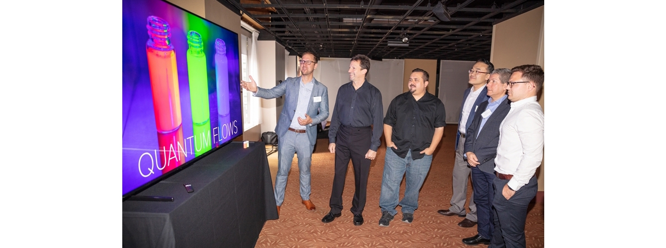 디스플레이 업계 전문가들이 현지시간 11일 미국 뉴욕 맨해튼에서 열린 ‘8K 디스플레이 서밋’에서 삼성 QLED 8K TV로 8K 화질을 체험하고 있다.