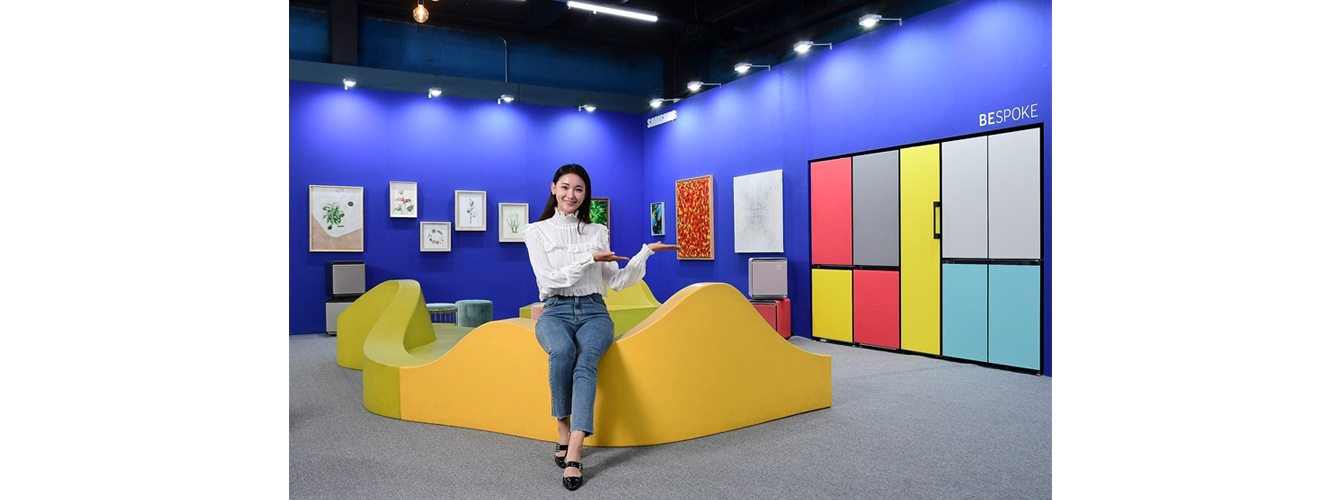 삼성전자 모델이 20일부터 29일까지 서울 성수동 에스팩토리에서 열리는 ‘2019 유니온 아트페어’ 삼성전자 부스에 전시된  다채로운 패널로 피에트 몬드리안의 작품을 연상시키는 맞춤형 냉장고 ‘비스포크(BESPOKE)’를 배경으로 포즈를 취하고 있다. 