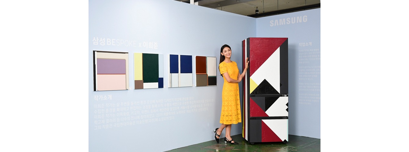 삼성전자 모델이 20일부터 29일까지 서울 성수동 에스팩토리에서 열리는 ‘2019 유니온 아트페어’에서 삼성전자와 이희준 작가가 협업한 ‘이 세상에 단 하나뿐인 냉장고’를 배경으로 포즈를 취하고 있다. 이희준 작가는 도시의 풍경을 추상적 회화로 표현한 작품들을 주로 선보여 왔으며, 비스포크 냉장고에도 이 같은 작품세계를 접목시켰다.