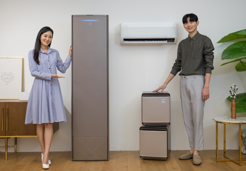 삼성전자 모델이 무풍에어컨과 무풍큐브를 소개하고 있다.