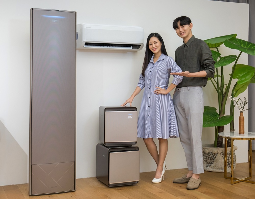 삼성전자 모델이 무풍에어컨과 무풍큐브를 소개하고 있다.