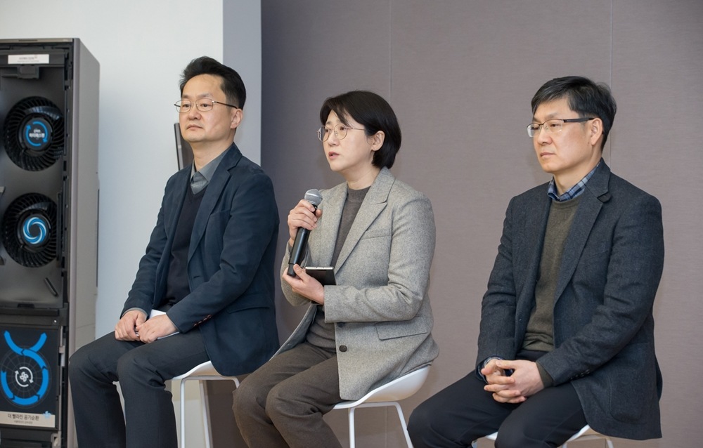 삼성전자가 15일 서울 우면동에 위치한 ‘삼성전자 서울 R&D캠퍼스’에서 기자간담회를 열고 2020년형 ‘무풍에어컨’과 공기청정기 ‘무풍큐브’를 공개했다. 삼성전자 생활가전사업부 이재환 상무, 유미영 상무, 서형준 마스터가 기자들의 질문에 답변하고 있다.