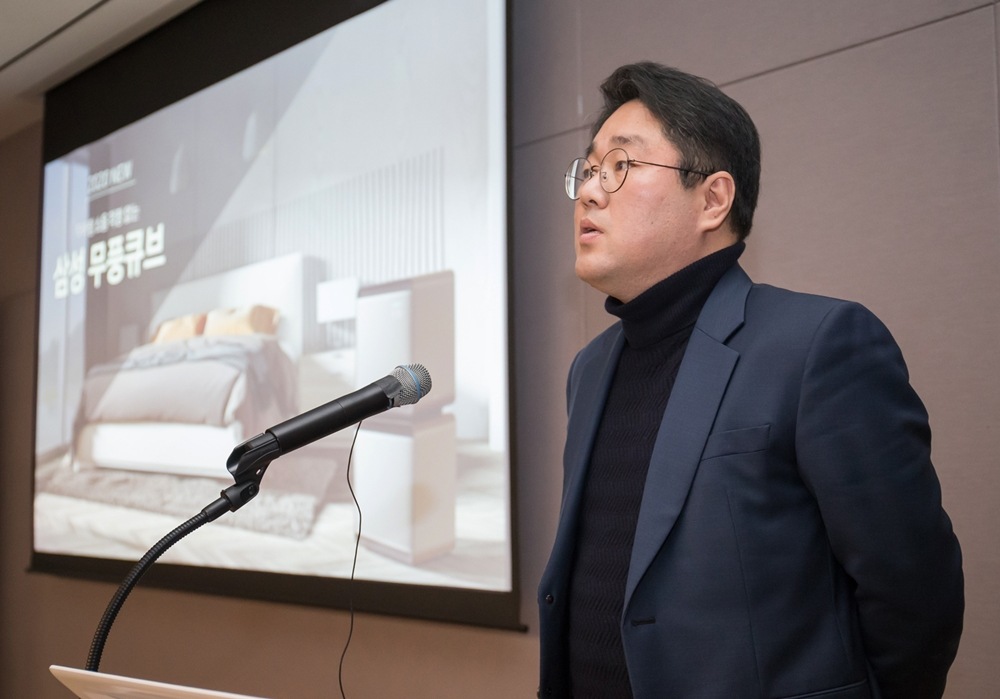삼성전자가 15일 서울 우면동에 위치한 ‘삼성전자 서울 R&D캠퍼스’에서 기자간담회를 열고 2020년형 ‘무풍에어컨’과 공기청정기 ‘무풍큐브’를 공개했다. 삼성전자 생활가전사업부 공기청정기 상품기획 담당자가 2020년형 ‘무풍큐브’를 소개하고 있다.