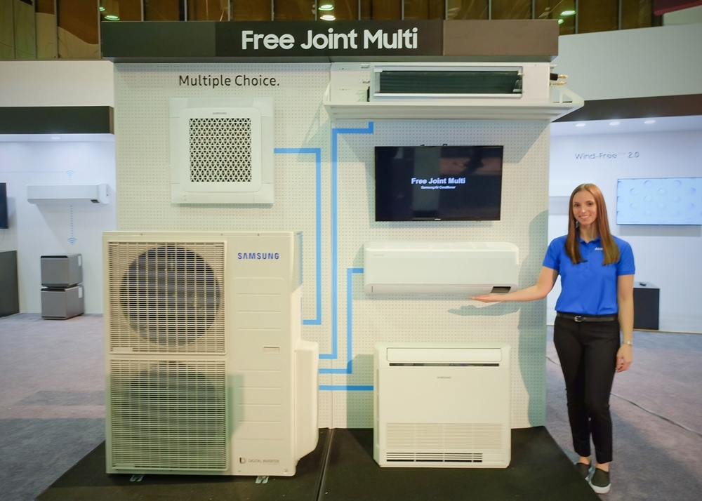 최대 5대 실내기 연결이 가능한 다배관 형태의 가정용 멀티(Free Joint Multi) 실외기와 실내기를 소개하고 있다.